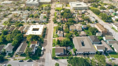 Galveston 'da evler, avlu tarzı daireler ve çok katlı büyük bir otopark bulunmaktadır. Yakınlarda tıbbi binalar yükseliyor, kentsel yoğunluğu, hizmet yakınlığını, sağlık sektörünü yansıtıyor. ABD