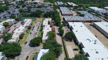 Lojistik ve hafif sanayi bölgeleri, düz çatılı düşük katlı apartman kompleksi, Richardson Ticaret Merkezi 'nin bir kısmı ticari binalar, lojistik, depo, Teksas. ABD