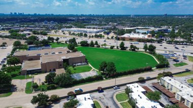 Dallas 'ın göbeğinde alçak katlı düz çatılı apartman kompleksi binaları, yeşil alan, yoğun perakende satış koridoru ve ABD-75 ekspres yolu boyunca yoğun trafik var. ABD