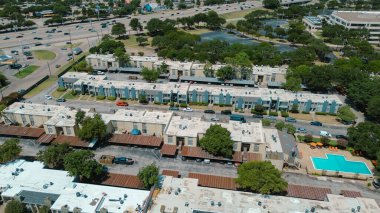 Modern Kuzey Merkez Otoyolu (US-75) birden fazla trafik şeridi ve iyi işaretlenmiş erişim yolları, Dallas 'ı kuzeydeki banliyölere bağlayan, düşük katlı apartman kompleksi, Richardson' daki şirket kampüsü. ABD