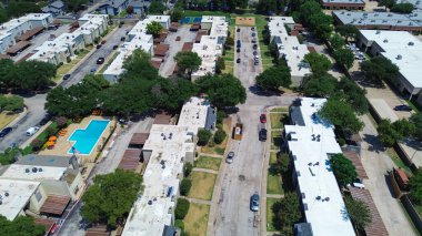 Etrafı şezlonglarla çevrili yüzme havuzu, bitişik düz çatılı apartmanlardaki ağaçlar kapalı park yerleri, Richardson, Texas, kiralık evler Dallas banliyöleri. ABD