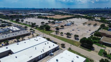 Geniş otoparkları, arteriyel yolları, lojistiği, ofis kullanımı, teknoloji hizmetleri ve Richardson Telekom Koridoru, Teksas 'ın önemli bir bölümünü oluşturan alçak katlı, düz çatılı ticari ve endüstriyel binalar. ABD