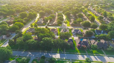 Coppell, Dallas, Teksas okul bölgesi bitişik yerleşim yerleri, eğitim altyapısı, yeşil tamponlar ve lüks banliyö ortamında aile dostu bir yerleşim yeri. ABD