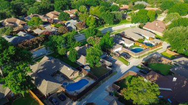 Coppell, Teksas 'taki birçok banliyö evinde özel havuzlar lagün tarzı yerleşim yerleri, koyu kiremitli çatılar, tuğlalar, taş döşemeler, dayanıklı ve ısıya dayanıklı materyaller için bölge tercihleri var. ABD