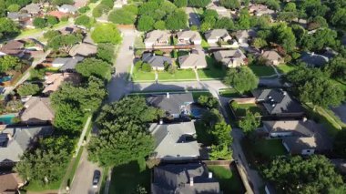 Coppell, Teksas 'taki lüks banliyö evleri ağaçlarla kaplı sokakları ve geniş çitli arka bahçeleri, açık havada yaşam, aile aktiviteleri ve Dallas Fort Worth banliyöleri için ideal.