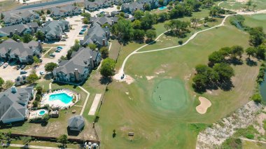 Iron Horse Golf Sahası 'nın yanındaki lüks, çoklu aile evi sitesinde yeşil çimenlikte golfçüler, kum sığınağı ve yakınlarda dere ve ormanlık araziyle çerçevelenmiş kulüp arabaları olan bir topluluk havuzu. ABD