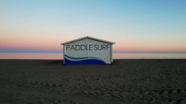 Paddle Surf Building Majestic Beachfront — Stockvideo