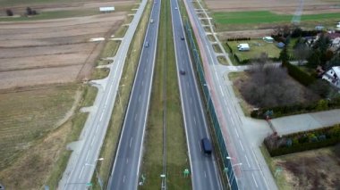 Aerial Yolu, Otoyol. Yol trafiğinin resimli hava manzarası var. Arabalar