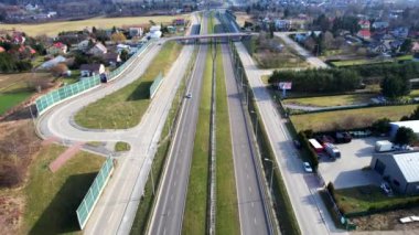 Aerial Yolu, Otoyol. Yol trafiğinin resimli hava manzarası var. Arabalar