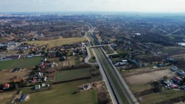 Aerial Yolu, Otoyol. Yol trafiğinin resimli hava manzarası var. Arabalar