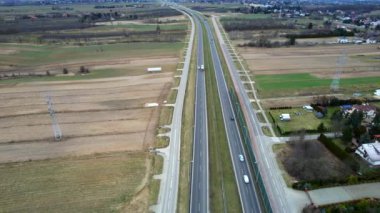 Aerial Yolu, Otoyol. Yol trafiğinin resimli hava manzarası var. Arabalar