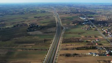 Aerial Yolu, Otoyol. Yol trafiğinin resimli hava manzarası var. Arabalar