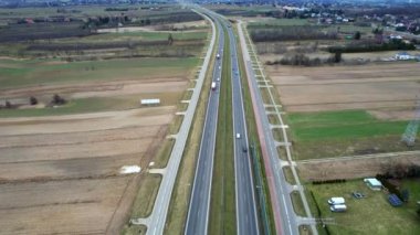 Aerial Yolu, Otoyol. Yol trafiğinin resimli hava manzarası var. Arabalar