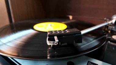 Vinilin iğnesini kaldırıyorum. Ağır çekim. Yüksek kalite 4k görüntü