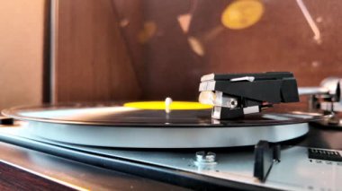 Vinilin iğnesini kaldırıyorum. Ağır çekim. Yüksek kalite 4k görüntü