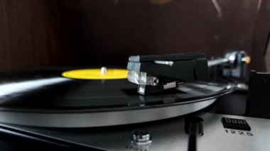 Vinilin iğnesini kaldırıyorum. Ağır çekim. Yüksek kalite 4k görüntü