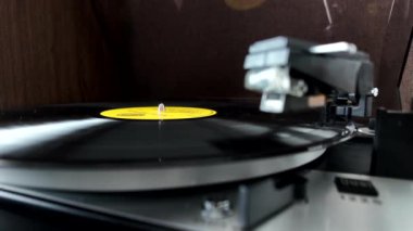 Vinilin iğnesini kaldırıyorum. Ağır çekim. Yüksek kalite 4k görüntü