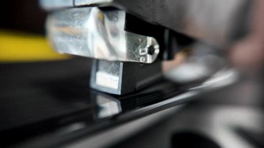 Vinilin iğnesini kaldırıyorum. Ağır çekim. Yüksek kalite 4k görüntü