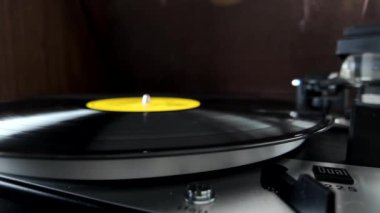 Vinilin iğnesini kaldırıyorum. Ağır çekim. Yüksek kalite 4k görüntü