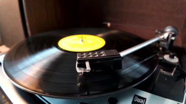 Vinilin iğnesini kaldırıyorum. Ağır çekim. Yüksek kalite 4k görüntü