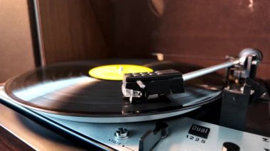Vinilin iğnesini kaldırıyorum. Ağır çekim. Yüksek kalite 4k görüntü