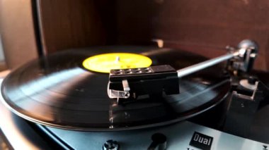 Vinilin iğnesini kaldırıyorum. Ağır çekim. Yüksek kalite 4k görüntü