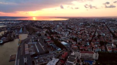 Hava filmi, Burgaz koyunun deniz manzarası, deniz bahçesi ve şehir. Bulutlu mavi gökyüzü ve Bulgaristan 'ın Karadeniz kıyıları. Yüksek kalite 4k görüntü