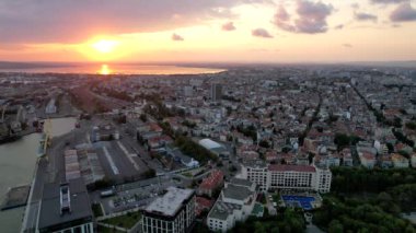 Hava filmi, Burgaz koyunun deniz manzarası, deniz bahçesi ve şehir. Bulutlu mavi gökyüzü ve Bulgaristan 'ın Karadeniz kıyıları. Yüksek kalite 4k görüntü