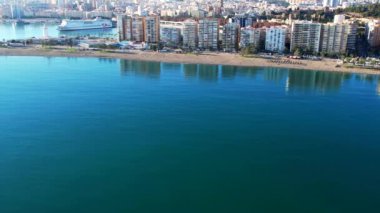 Malaga Limanı 'nın havadan çekilmiş görüntüleri, Malaga şehrinde bulunan büyük bir uluslararası liman. Yüksek kalite 4k görüntü