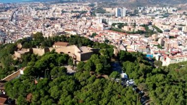 Malaga Limanı 'nın havadan çekilmiş görüntüleri, Malaga şehrinde bulunan büyük bir uluslararası liman. Yüksek kalite 4k görüntü