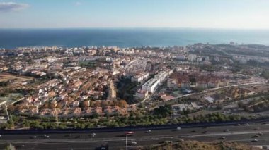Malaga Limanı 'nın havadan çekilmiş görüntüleri, Malaga şehrinde bulunan büyük bir uluslararası liman. Yüksek kalite 4k görüntü