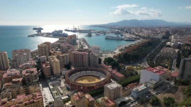Malaga Limanı 'nın havadan çekilmiş görüntüleri, Malaga şehrinde bulunan büyük bir uluslararası liman. Yüksek kalite 4k görüntü