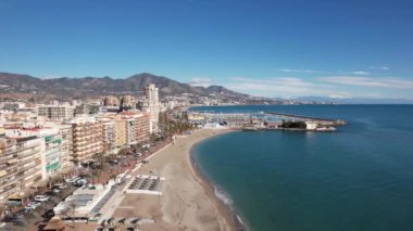 Güney İspanya 'da yaz aylarında çekilen bir kıyı şehrinin havadan görüntüsü. Yüksek kalite 4k görüntü