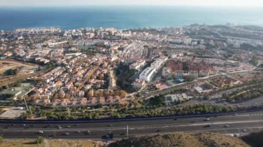 Güney İspanya 'da yaz aylarında çekilen bir kıyı şehrinin havadan görüntüsü. Yüksek kalite 4k görüntü