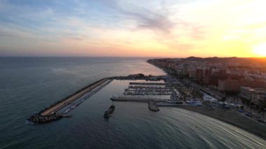 Güney İspanya 'da yaz aylarında çekilen bir kıyı şehrinin havadan görüntüsü. Yüksek kalite 4k görüntü