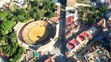 Güney İspanya 'da yaz aylarında çekilen bir kıyı şehrinin havadan görüntüsü. Yüksek kalite 4k görüntü