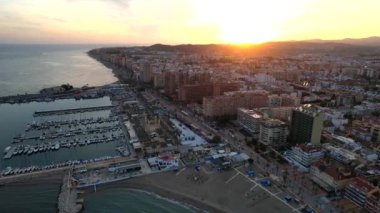 Güney İspanya 'da yaz aylarında çekilen bir kıyı şehrinin havadan görüntüsü. Yüksek kalite 4k görüntü
