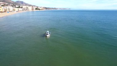 Deniz suyunda martılarla çevrili küçük bir balıkçı teknesi. İspanya 'nın balıkçılık endüstrisinde balık tutma ve takip etme. Yüksek kalite 4k görüntü