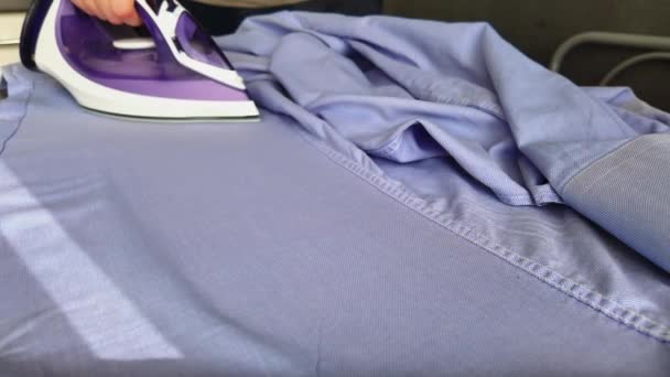 Вид Зверху Людина Прасує Синій Одяг Футболки Вдома Поняття Домашніх — стокове відео