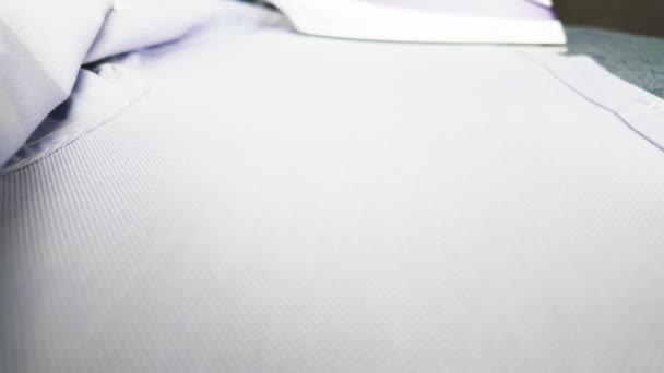 Persona Vista Superior Planchando Ropa Camiseta Azul Casa Haciendo Concepto — Vídeo de stock