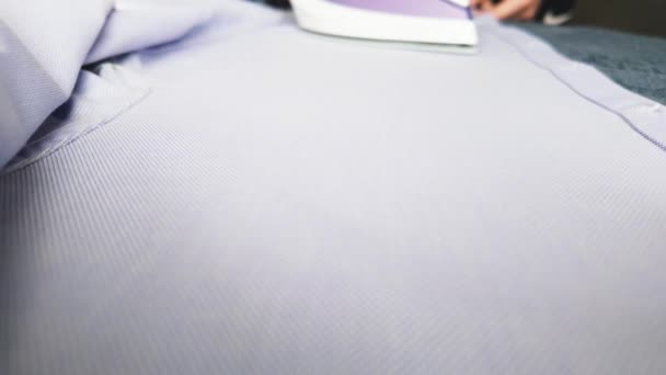 Persona Vista Superior Planchando Ropa Camiseta Azul Casa Haciendo Concepto — Vídeo de stock