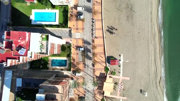 西班牙海滨和海边的豪华建筑 热门海滩和酒店的头像 高质量的4K镜头 — 图库视频影像