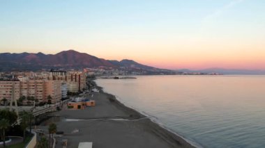 İspanya 'nın güneyindeki güzel plajın havadan görünüşü. 4K İHA görüntüsü. Yüksek kalite 4k görüntü.