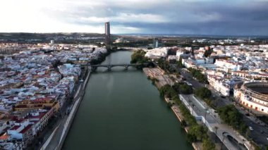Seville, İspanya, Riverside Trafiği ve Eski Tarih Binaları ve Kuleleri 'nin Hava Görüntüsü, İHA Çekimi. Yüksek kalite 4k görüntü