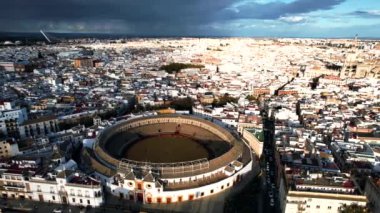 Seville, İspanya, Riverside Trafiği ve Eski Tarih Binaları ve Kuleleri 'nin Hava Görüntüsü, İHA Çekimi. Yüksek kalite 4k görüntü