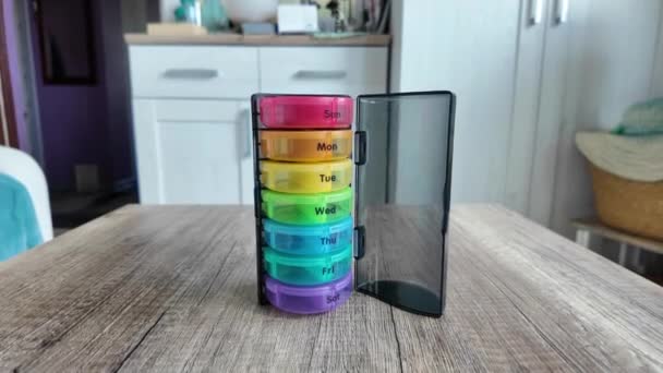 Caixa Organizadora Plástico Para Pílulas Com Células Marcadas Com Marcador — Vídeo de Stock