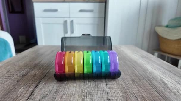 Caja Organizadora Plástico Para Pastillas Con Células Marcadas Como Marcador — Vídeos de Stock