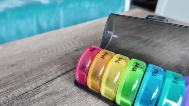 Caja Organizadora Plástico Para Pastillas Con Células Marcadas Como Marcador — Vídeo de stock