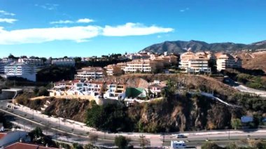 Endülüs İspanya 'nın Costa del Sol kentindeki Fuengirola turistik kasabasının hava manzarası. Yüksek kalite 4k görüntü
