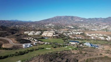 Golf sahasının havadan görüntüsü. Atış yapmak, golf kulübünün üzerinde uçmak. Sabahın erken saatleri, yaz zamanı, güneş ışığı. Yüksek kalite 4k görüntü
